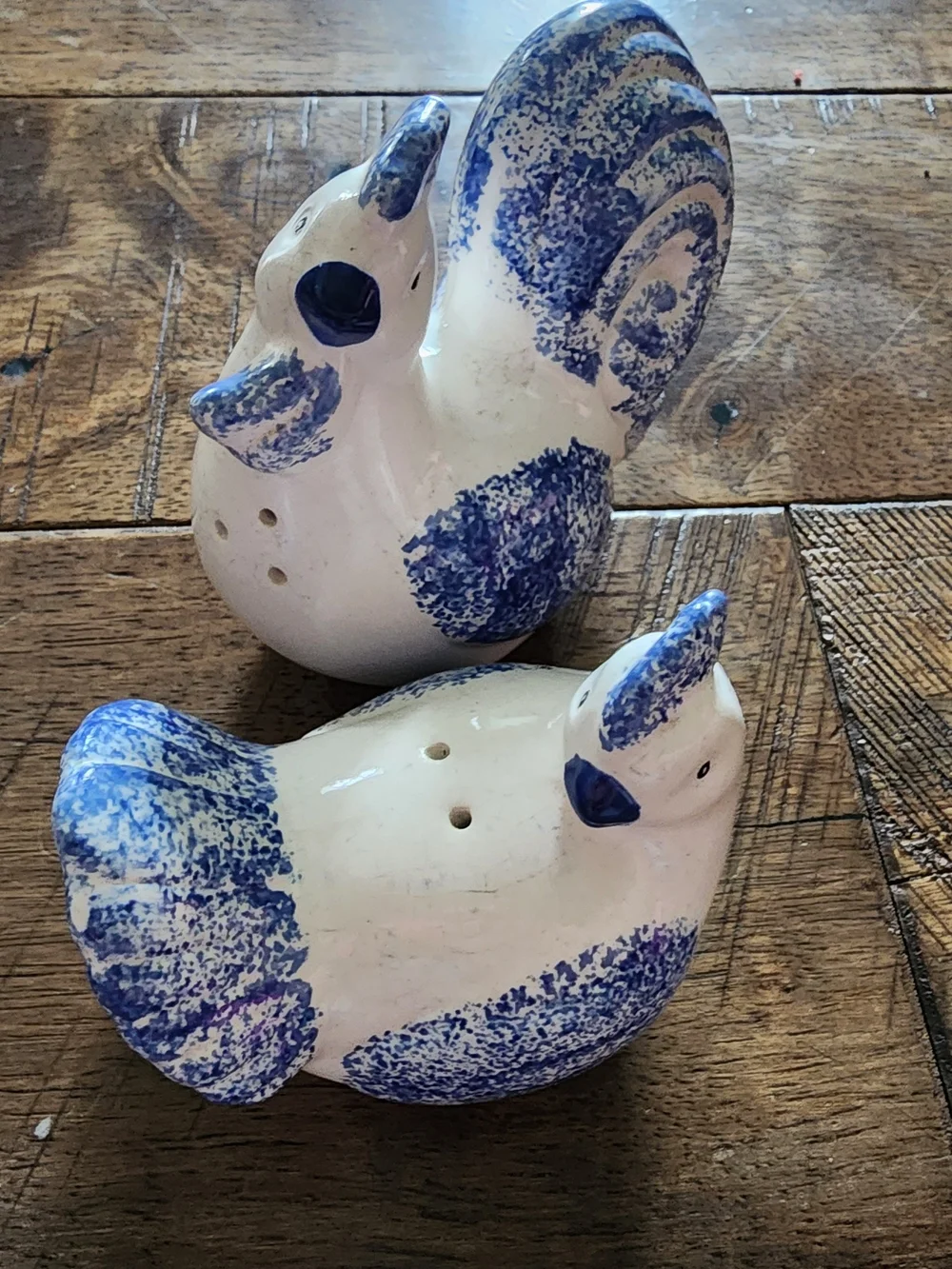 Vtg Blue & White Chickens Speckled Ceramic Salt and Pepper Shaker Set